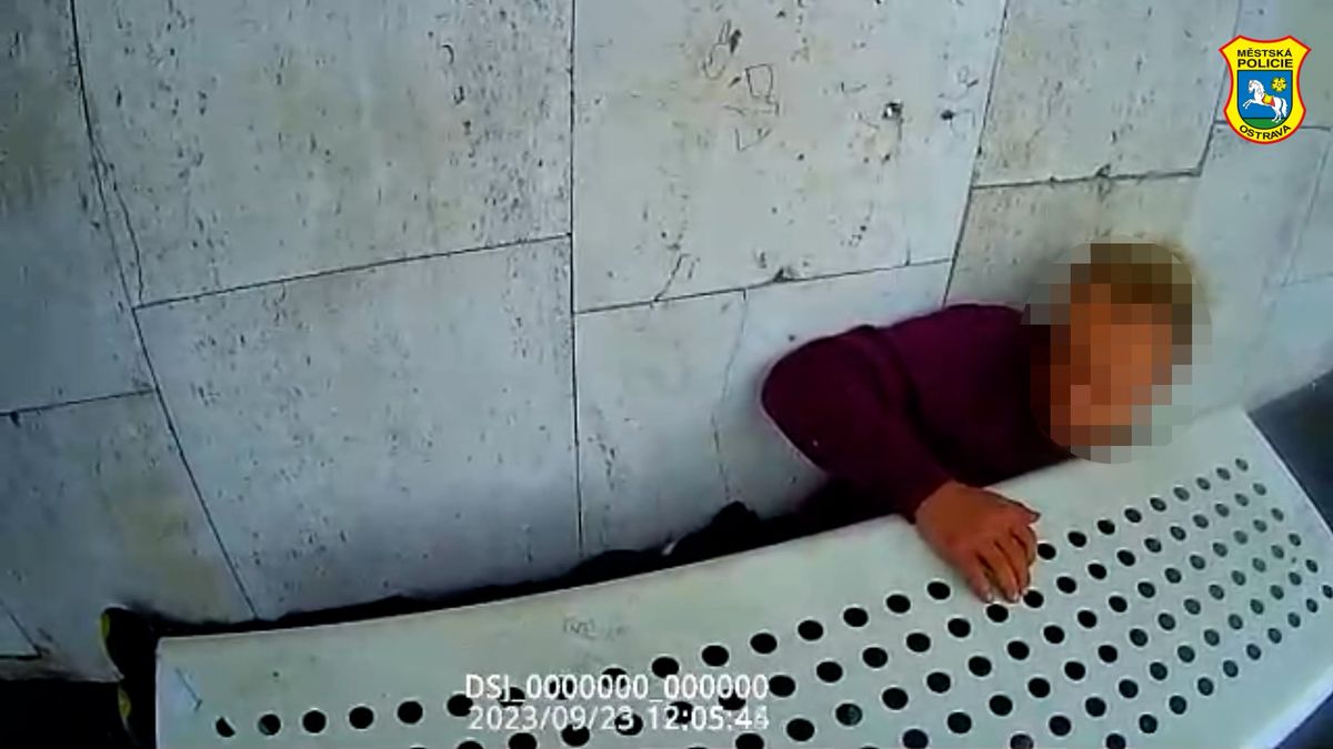 Opilec v Ostravě při snaze vymanit se zpoza lavičky usnul. Rady strážníků nepomohly, povolali hasiče